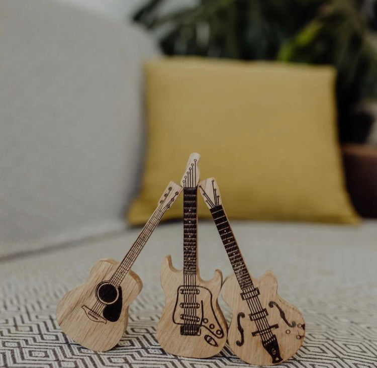 Drvena kutijica u obliku gitare za čuvanje trzalica sa personalizovanom gravurom