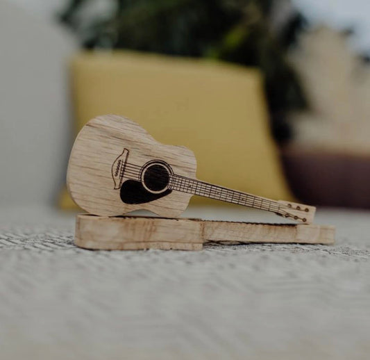 Drvena kutijica u obliku gitare za čuvanje trzalica sa personalizovanom gravurom