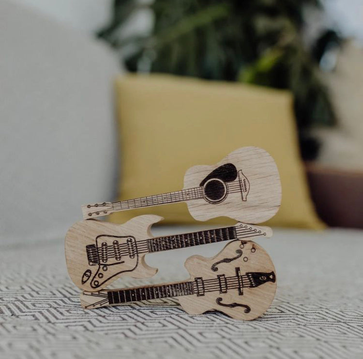 Drvena kutijica u obliku gitare za čuvanje trzalica sa personalizovanom gravurom