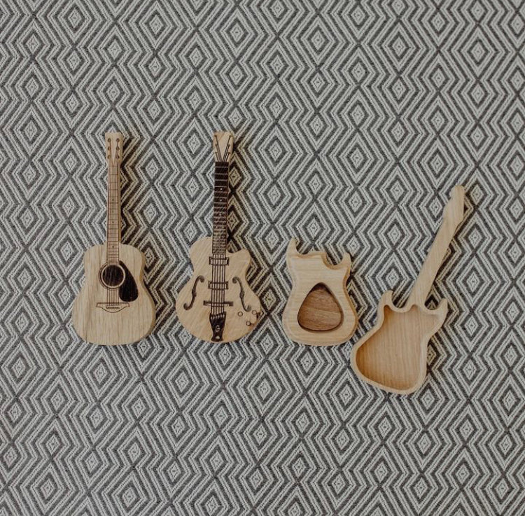 Drvena kutijica u obliku gitare za čuvanje trzalica sa personalizovanom gravurom i dve trzalice