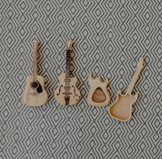 Drvena kutijica u obliku gitare za čuvanje trzalica sa personalizovanom gravurom i dve trzalice